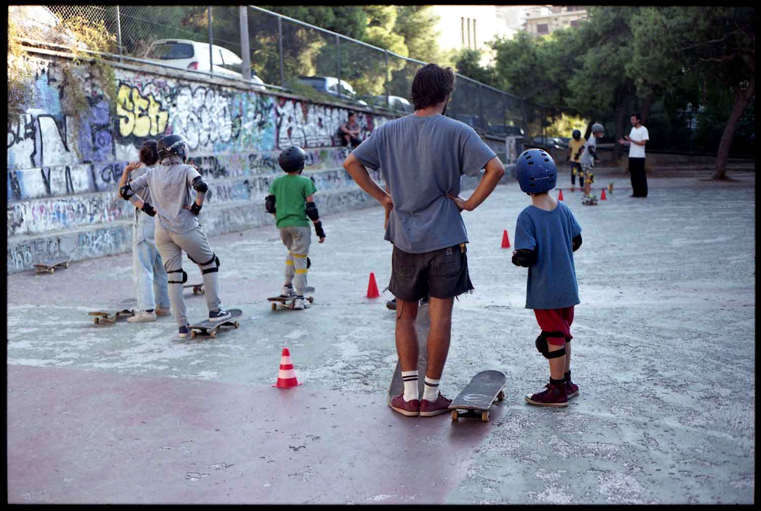 teaching refugees skateboarding